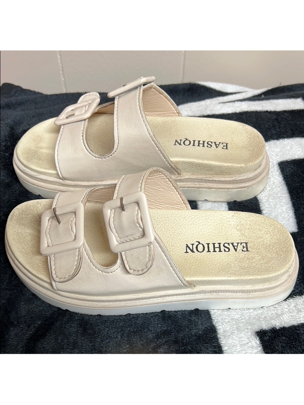 Unbranded • Women’s Size 35 (5) • Cream Double-Buckle Slide Sandals - Picture 5 of 7